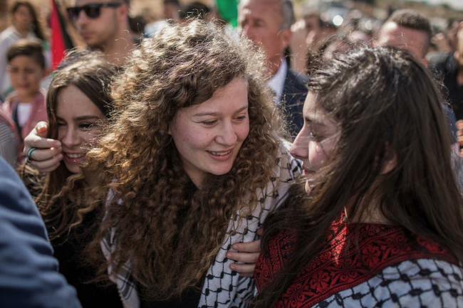 خاتم وأساور وآيس كريم.. أربع حكايات لعهد التميمي بعد الإفراج عنها