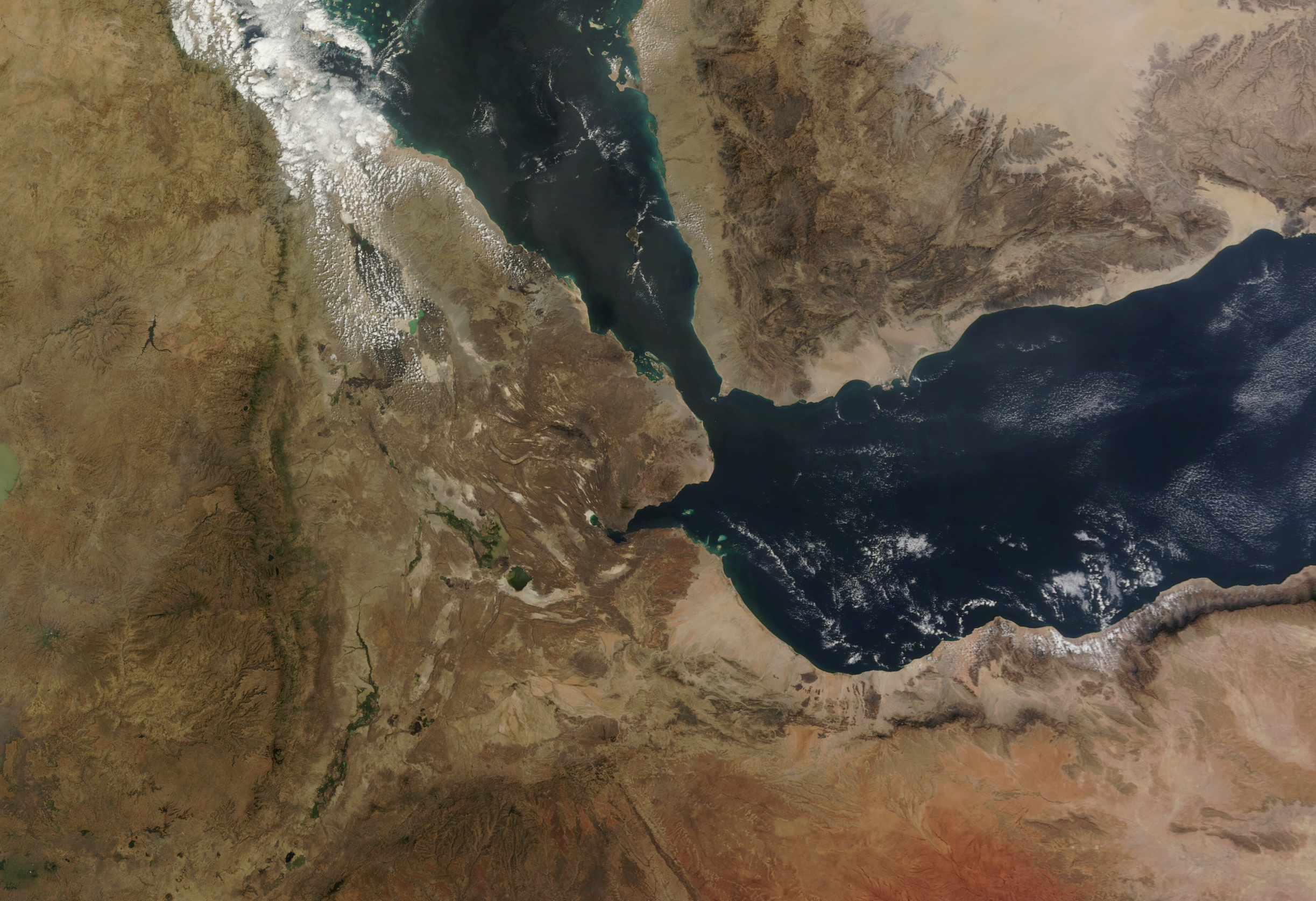 مضيق باب المندب يُعد أحد أهم الممرات المائية في العالم