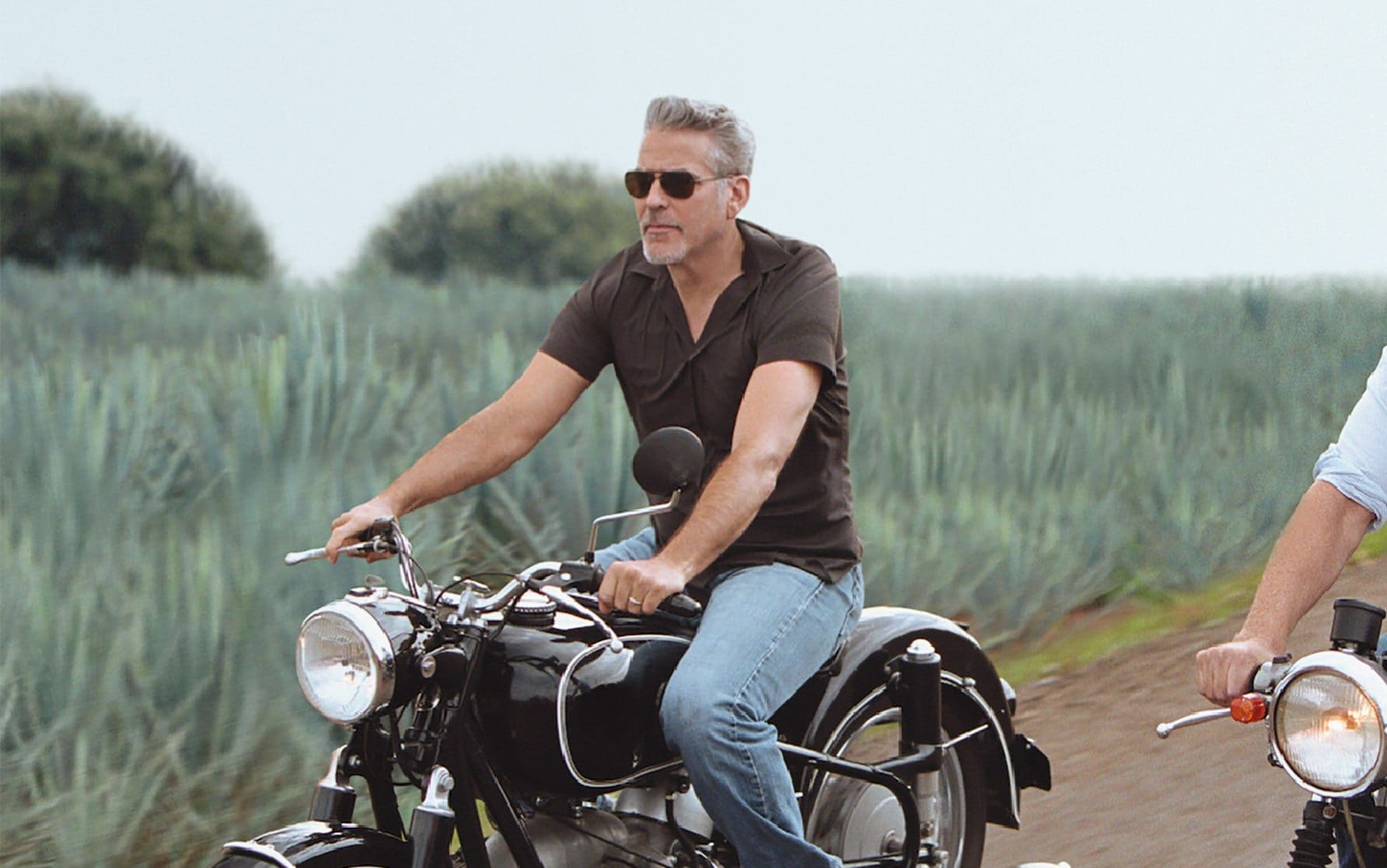 إصابة الممثل جورج كلوني في حادث دراجة نارية بإيطاليا (صور)