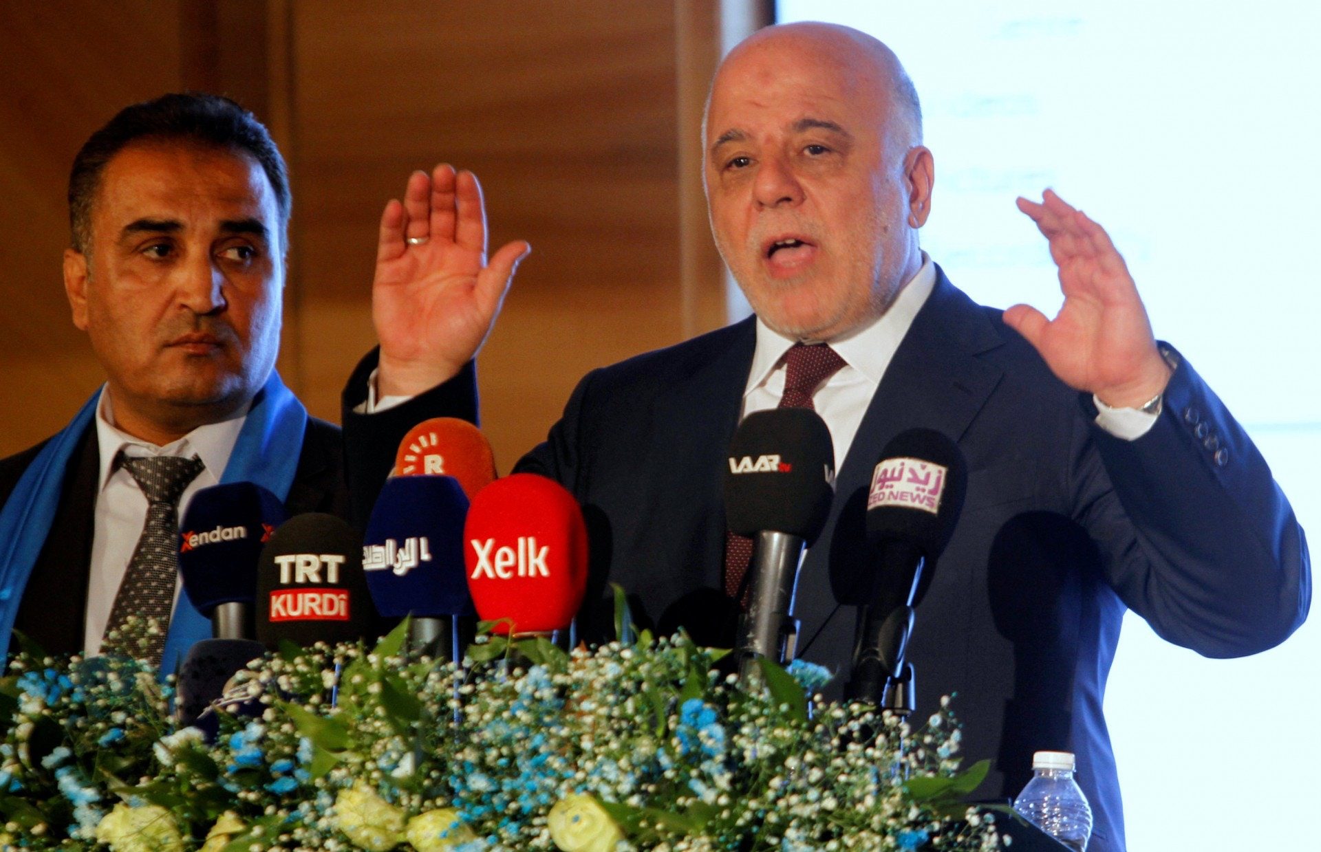 العبادي يستجيب لأحد مطالب المتظاهرين بعد أسبوعين من نزولهم الشارع.. إقالة وزير الكهرباء العراقي وإحالته للتحقيق