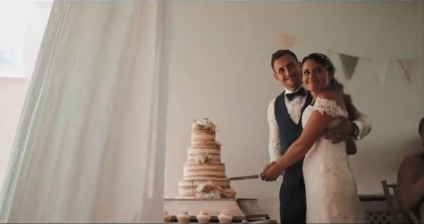 حانت لحظة تقطيع كعكة الزفاف، وجاء الهدف الأول لإنكلترا.. شاهد ما فعله هذان الزوجان مع ضيوفهما!