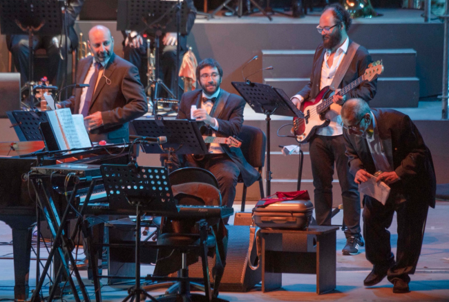 أهدى نشيداً إلى المقاومة ووعدَ بأن تغنّيه فيروز – زياد الرحباني غاب معظم الوقت عن مسرح بيت الدين بسبب انحناءة ظهره!