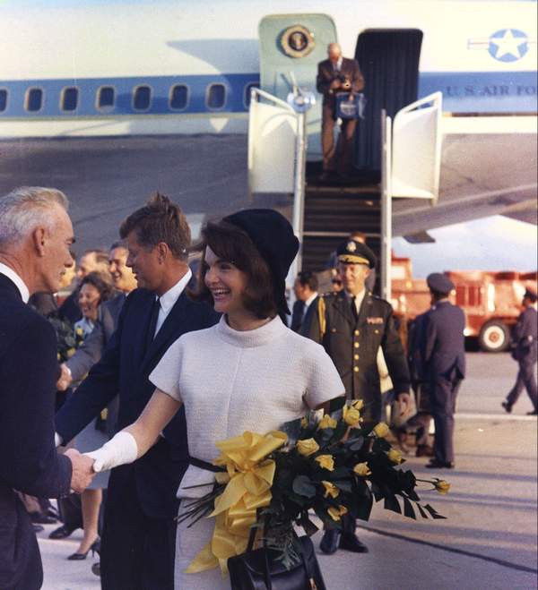 الرئيس الأميركي الأسبق جون كينيدي، وزوجته جاكلين