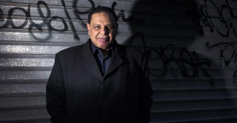 الأمن المصري يحتجز الروائي علاء الأسواني في المطار ويسحب منه جواز السفر لساعات