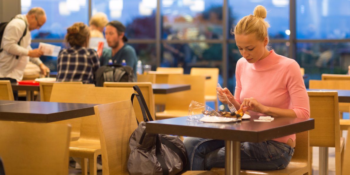 قل لي مع من تأكل أقل لك كم تأكل.. هل تناول الطعام بمفردك يضرك أم يفيدك؟