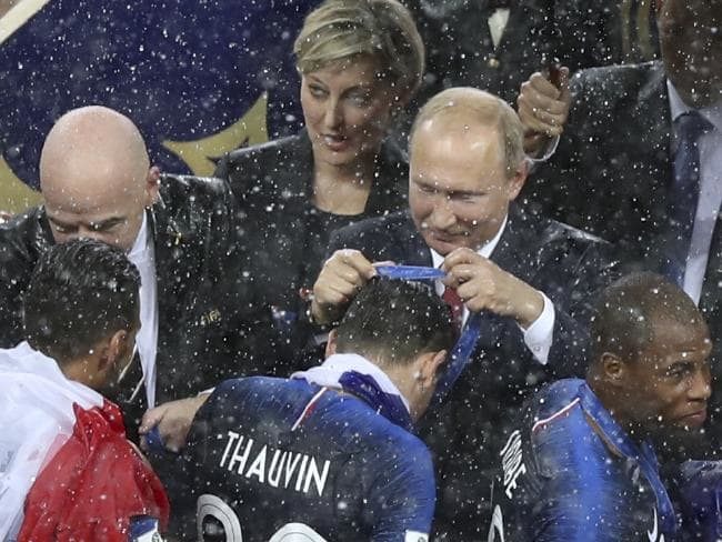 هل لاحظتم ماذا فعلت السيدة الواقفة وراء بوتين بإحدى الميداليات خلال مراسم تتويج فرنسا؟ خلال دقائق أصبحت حديث الشبكات الاجتماعية (فيديو)