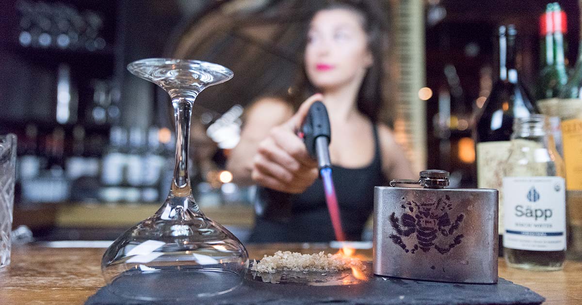 هل سمعت بـ “تدخين العقارب”؟ الإدمان عليه يتزايد.. والأغلبية يمارسونه بوسائل مثيرة للاشمئزاز!