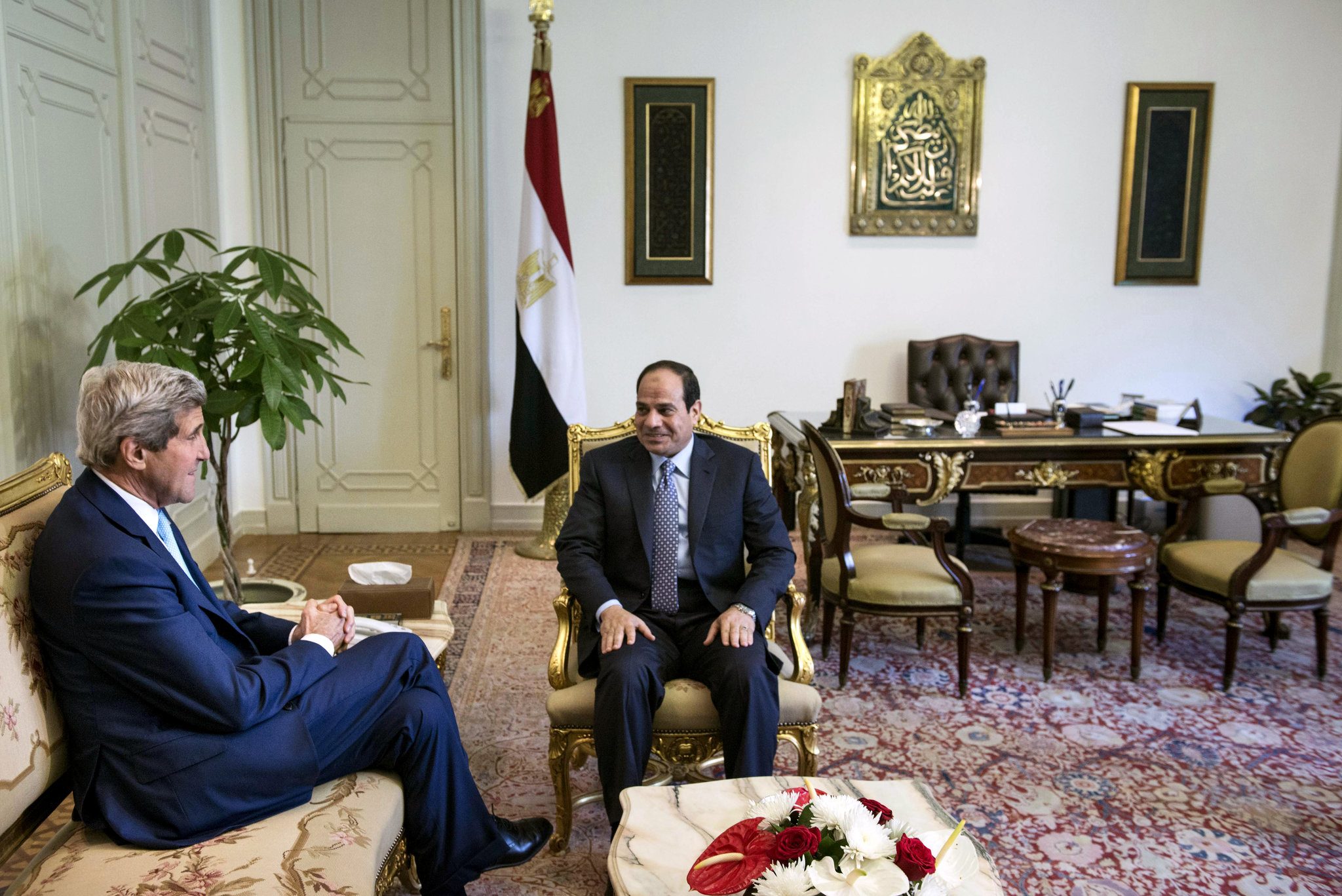 وزير الخارجية الأميركية السابق جون كيري والرئيس المصري عبدالفتاح السيسي