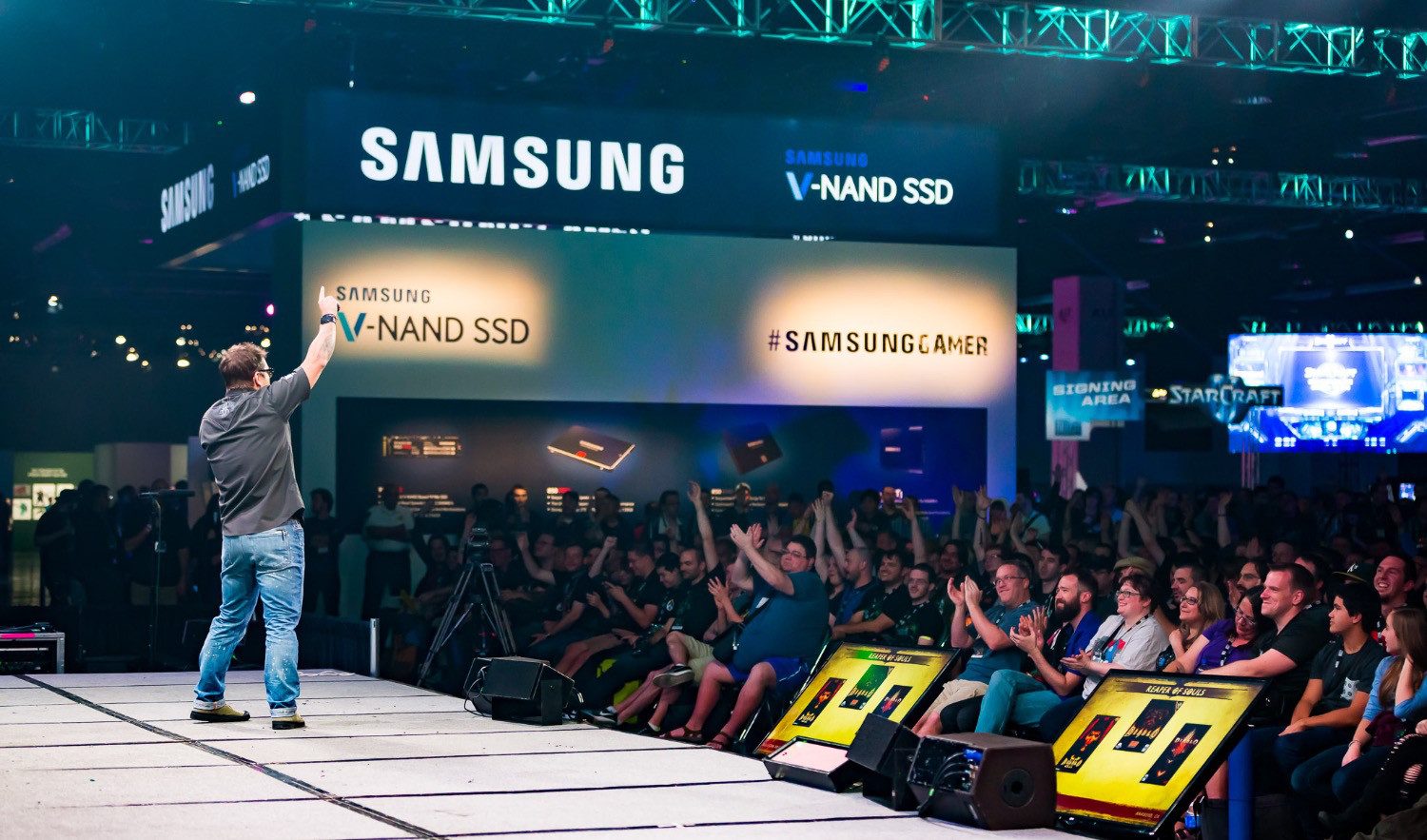 ما الذي يجعل آبل وسامسونغ تنفقان مبالغ مالية كبيرة على مهرجانات موسيقية ومؤتمرات؟