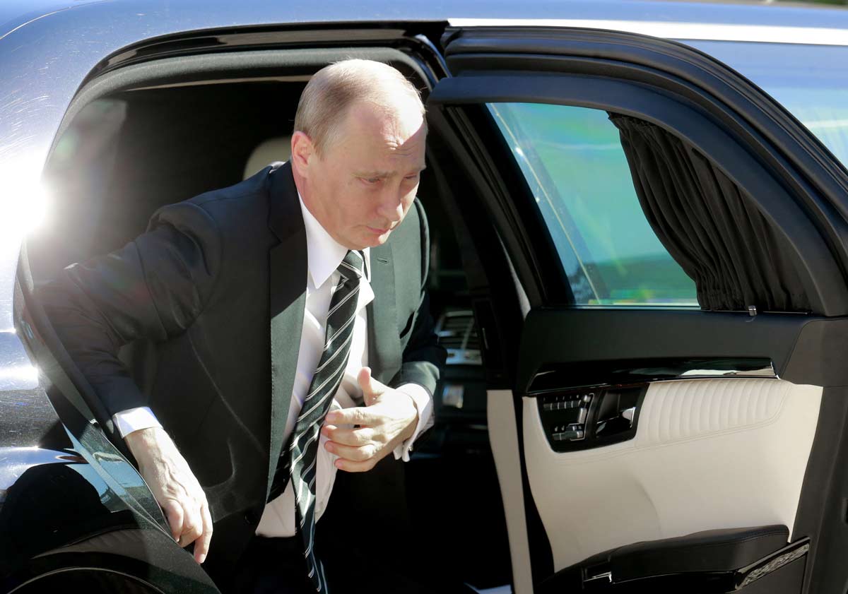 بوتين يريد أن يتجول في سيارة فاخرة روسية الصنع.. فيبرم اتفاقاً مع الإمارات لتمويل مشروع سيصبح بوابته إلى الخليج