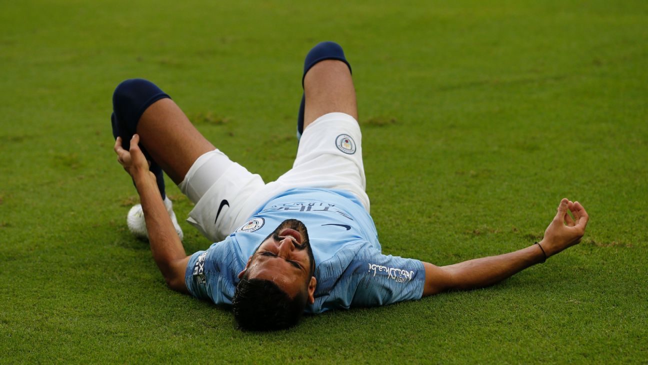 الجزائري محرز يتعرض لإصابة تقلق مانشستر سيتي .. وهذا أول تعليق لغوارديولا بعد خروجه من المشفى(صور)