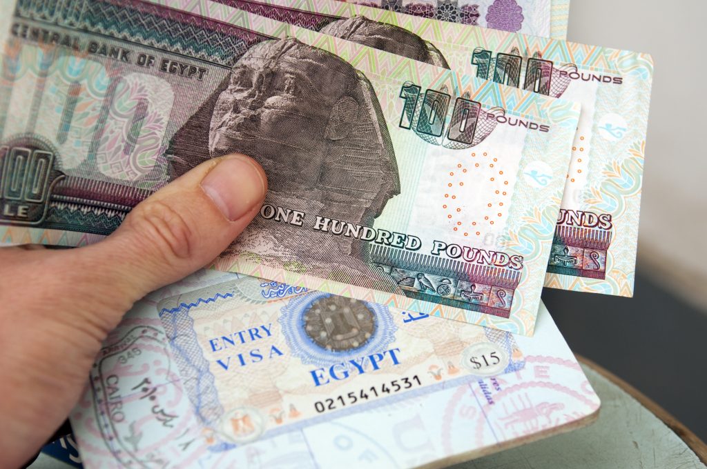 الجنيه المصري ينجو من خطر تدهور الليرة