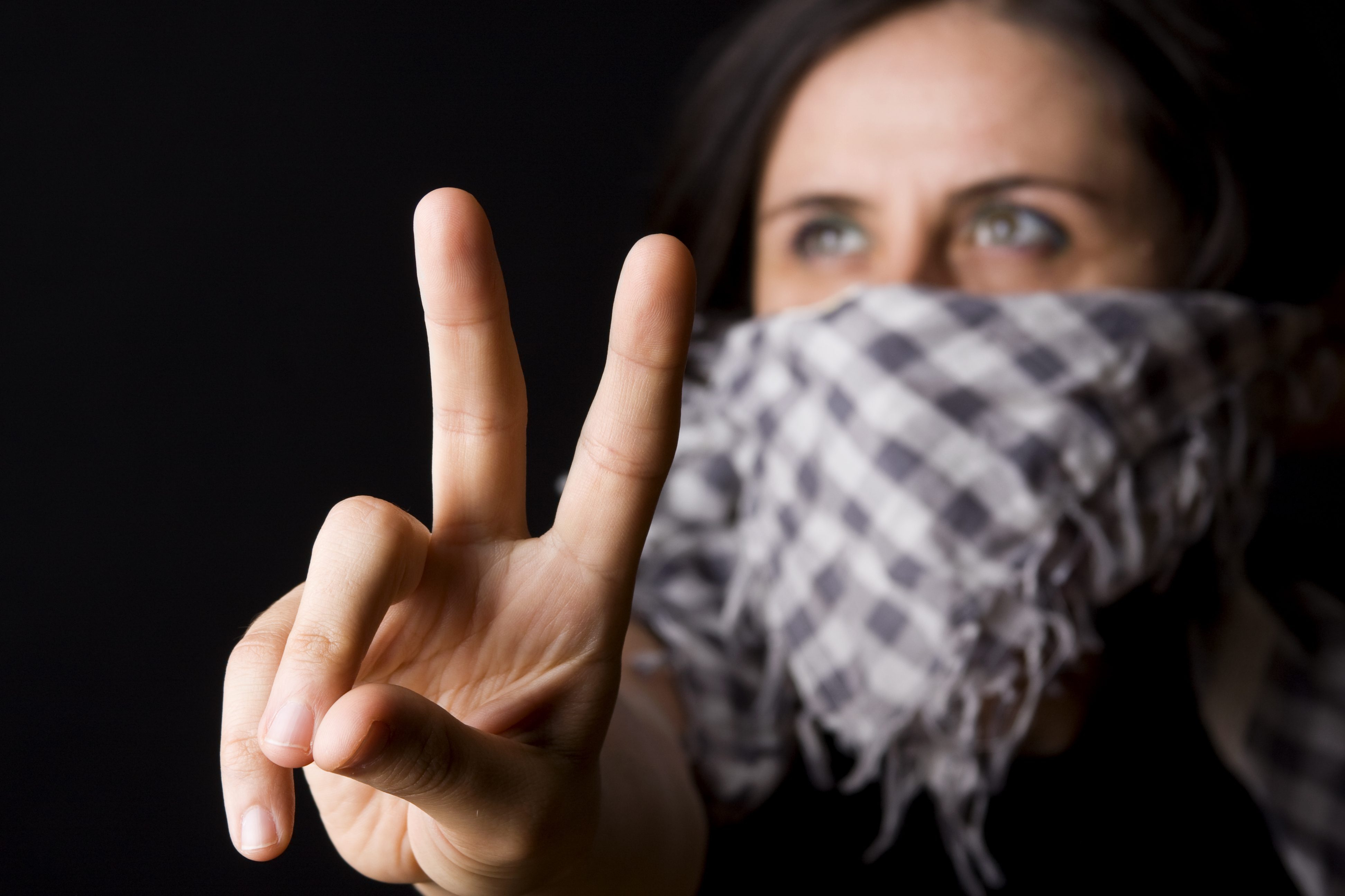 شاهد: فتاة فلسطينية وُلدت وعاشت في كندا.. لكنَّها قررت إعلان زواجها من أمام منزل عائلتها القديم بعكا