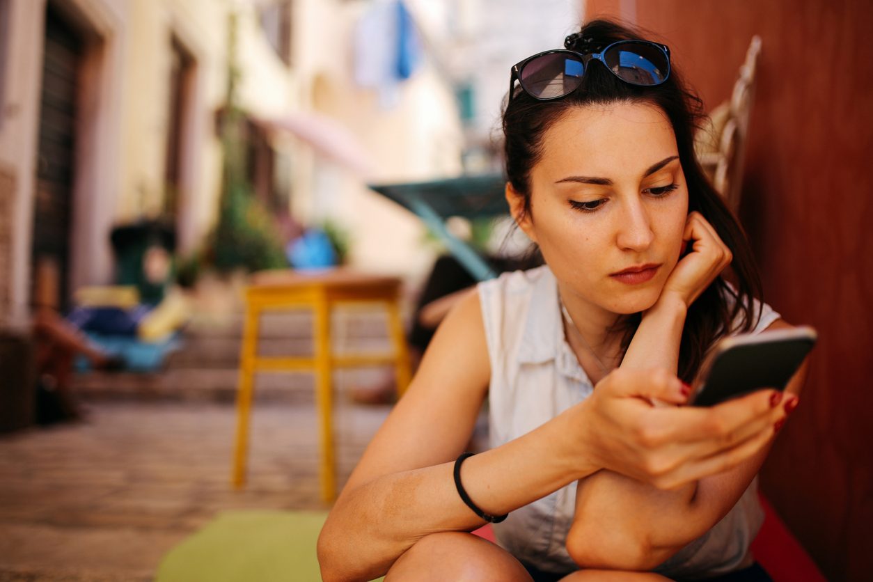 تشعر بالنقص دائماً وعدم الرضا عن حياتك؟.. هذه 5 طرق لتحافظ على سلامتك النفسية عند استخدام الإنترنت