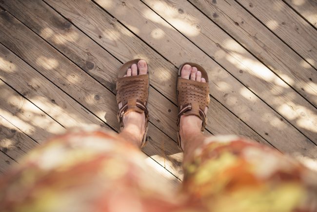 يا معشر الرجال، هل سترتدون الصنادل هذا الصيف؟.. أرجوكم اتبعوا هذه النصائح