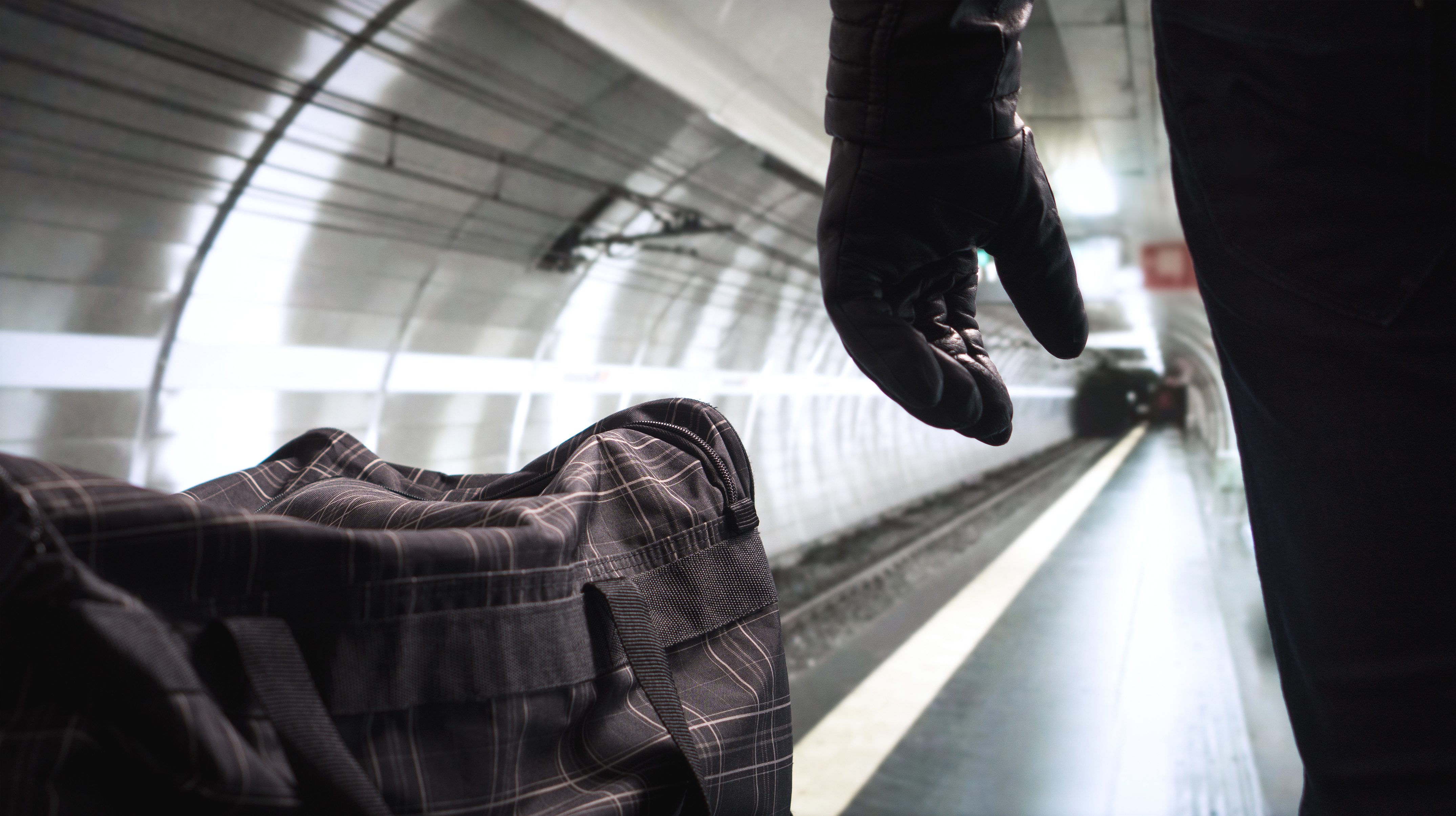 انتحار في المترو ..  طالبة تلقي بنفسها تحت عجلات مترو القاهرة و تلقى حتفها في الحال (فيديو)