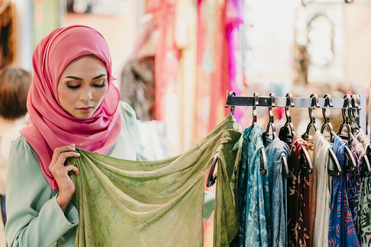 حجاب اليوم.. “من فوق عمرو خالد ومن تحت عمرو دياب”