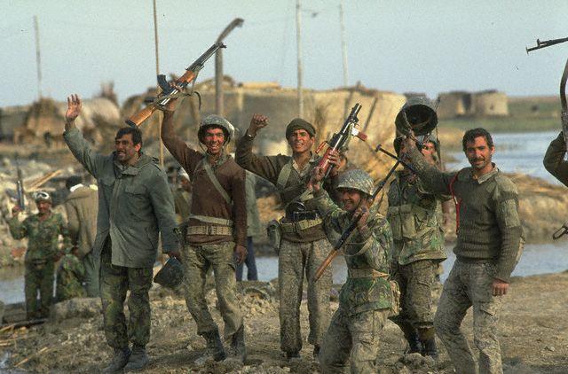 جنود إيرانيون أثناء الحرب العراقية الإيرانية عام 1983