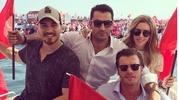 حين يجتمع النجوم الأتراك في رحلة بحرية واحدة.. “مهند ويحيى وأمير” معاً رغم الحكم الصادر بحق الأخير