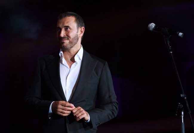 كان يحيي حفله في لبنان.. لكن القيصر قرر التوقف قليلاً وتوجيه رسالة إلى المسؤولين العراقيين (فيديو)