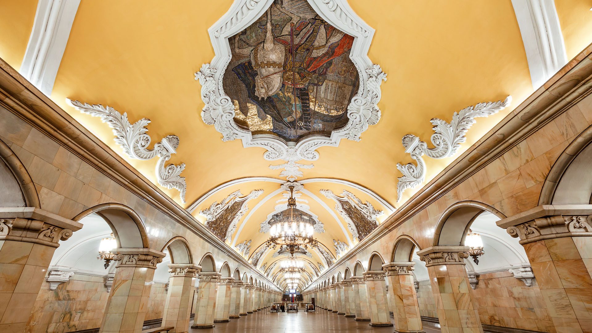 قصور فخمة وصالات فنية وسعره الأرخص حول العالم.. تجربتي مع مترو موسكو المذهل