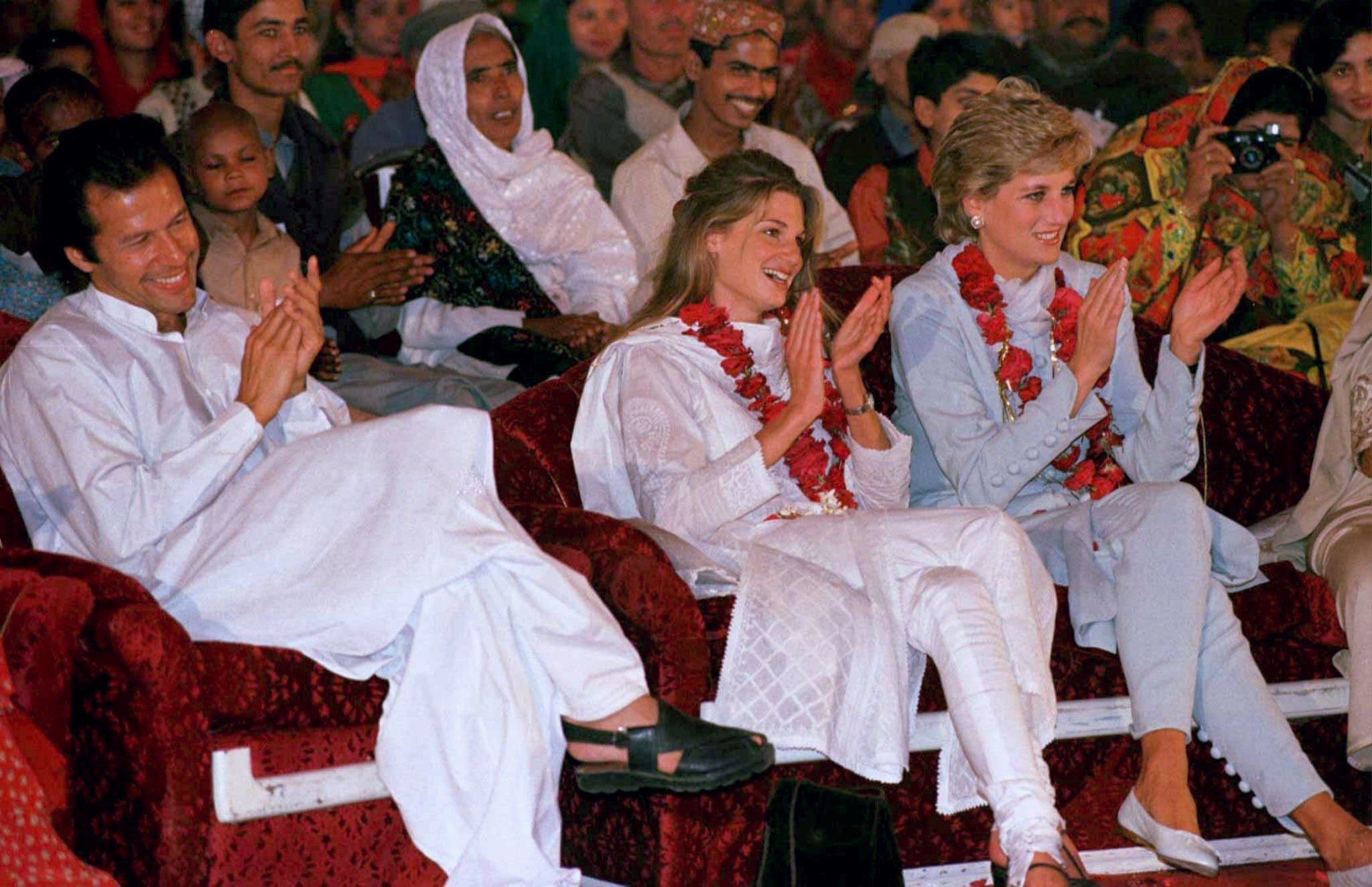 تزوج 3 نساء الأولى “يهودية” والثالثة “معالجة روحانية”.. ما لا تعرفه عن عمران خان الذي ترك ملاهي لندن وقد يصبح اليوم رئيس وزراء باكستان