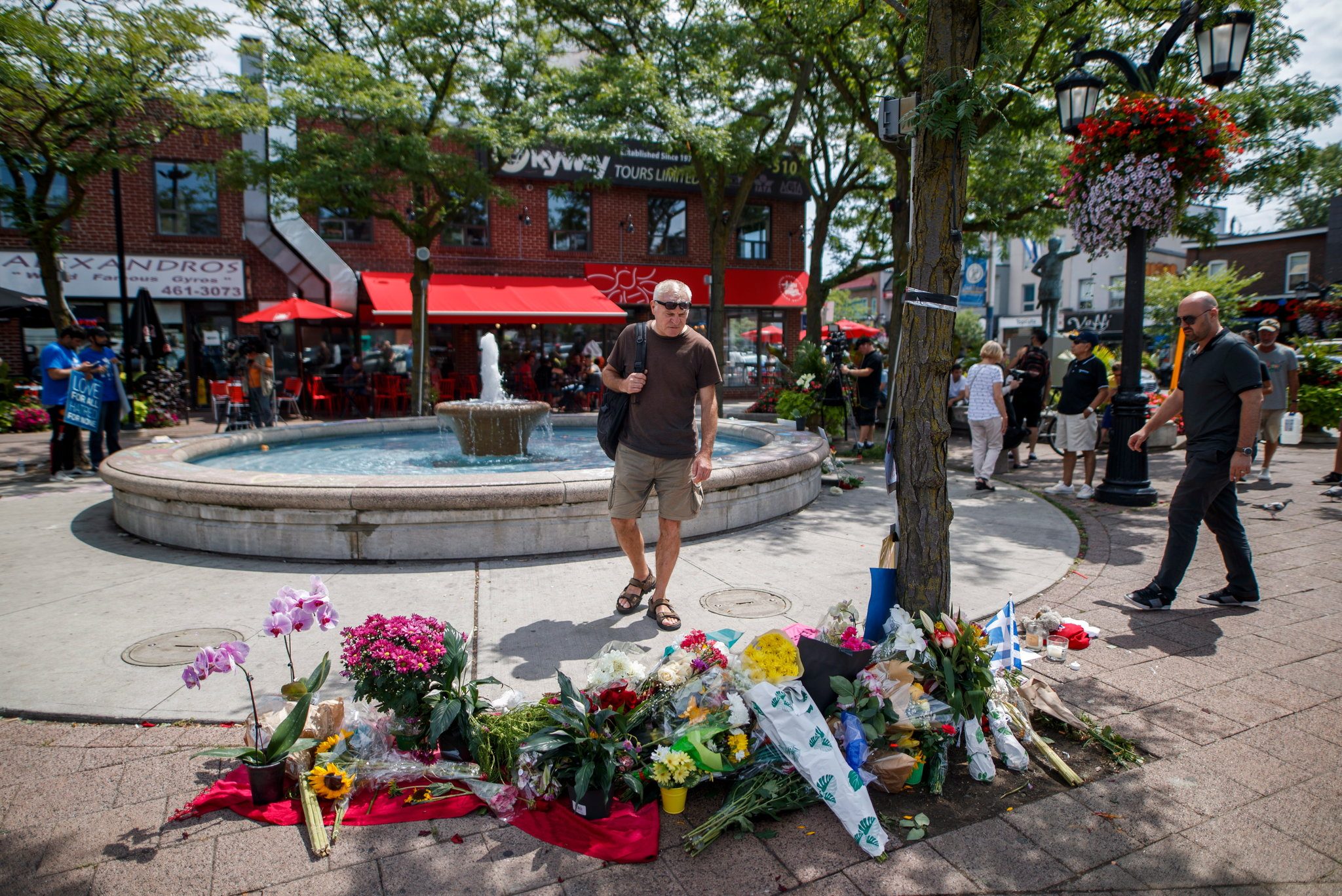 يبحث عن المرضى النفسيين والمهمشين على الإنترنت وييبث فيهم الكراهية ورغبة الانتقام.. هكذا يصنع داعش “الذئاب المختلة”