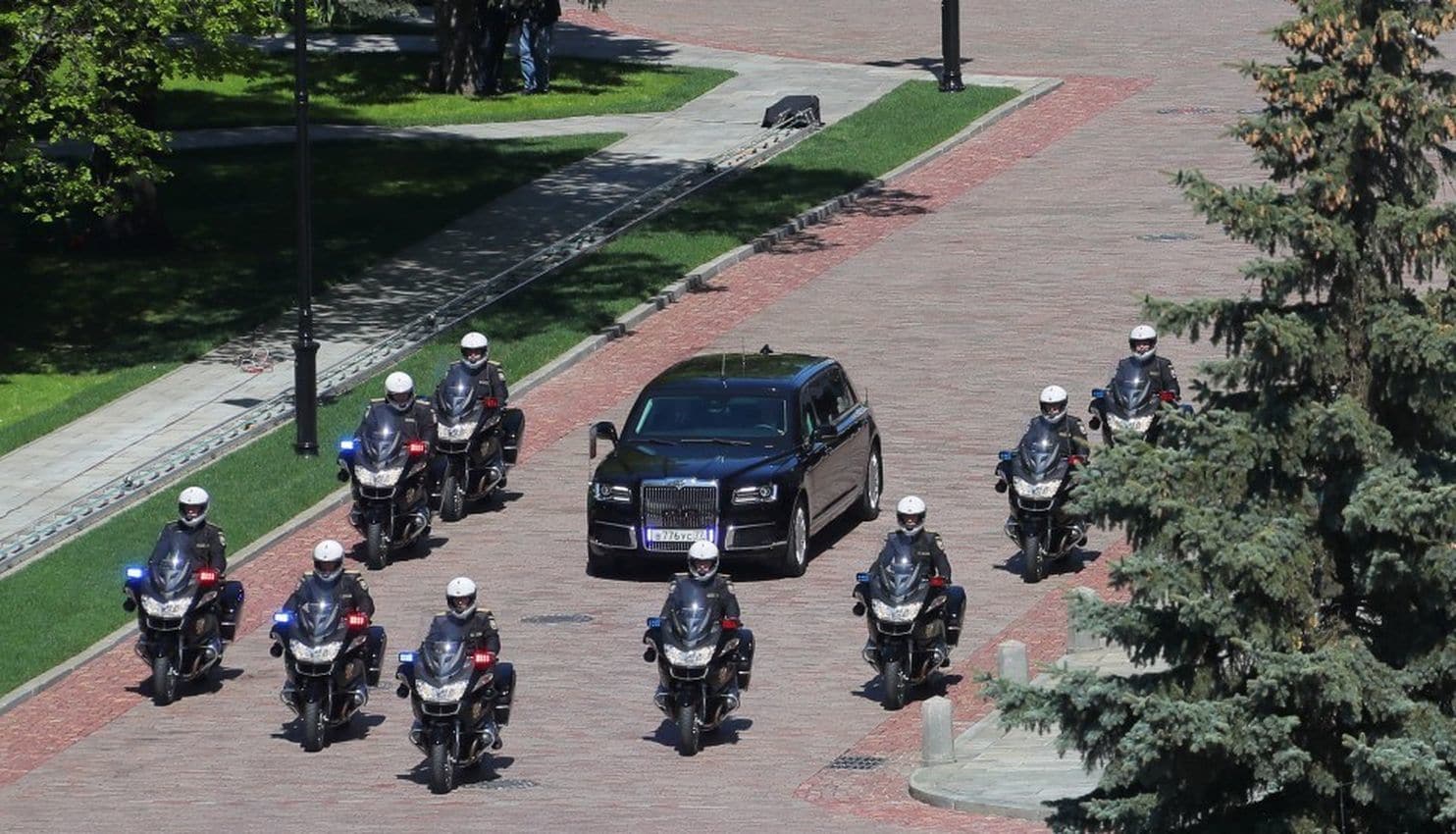 بوتين استعرض عضلاته على ترمب، تأخر ساعة عن الموعد وركب سيارة أفخم من التي حملت الرئيس الأميركي.. هذه مواصفات المركبة الأهم في روسيا