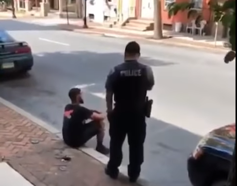 جاء من خلفه وصعقه بالكهرباء رغم امتثاله للأوامر!.. شاهد: شرطي أميركي يضرب شاباً أسود دون ذنب