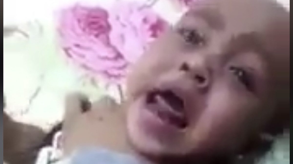 شاهد: أُم سعودية تخنق طفلتها: “اليوم تموت وتدخل الجنة”! والسلطات تتدخَّل