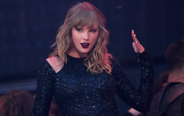 لم تتخطَّ قصة “الثعبان” رغم مرور عامين عليها.. تايلور سويفت تردُّ على كيم كارداشيان أمام الآلاف خلال حفلها (فيديو)