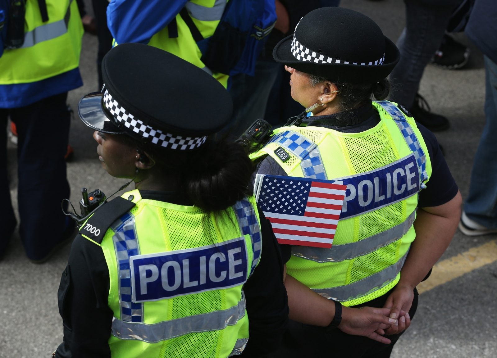 المخالفة أم الاعتقال؟.. شرطيتان تلجآن للقرعة بعملة معدنية لتطبيق عقوبة على امرأة ارتكبت جرماً، وهكذا تعاملت معهما السلطات