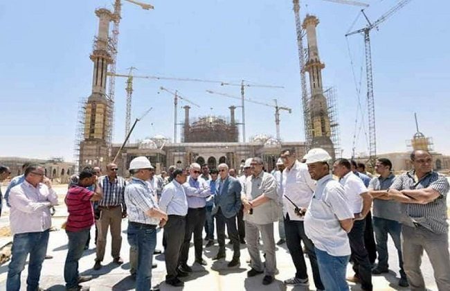 رئيس شركة المقاولين العرب المكلفة بإنشاء المسجد يتفقد أعمال البناء في مايو/آيار 2017