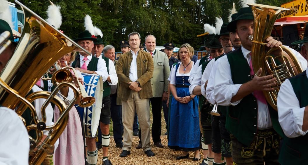 ترمب ألمانيا.. يروّج للخوف من المهاجرين وسيطرد الكثير منهم، وجعل المرأة الحديدية “ميركل” تستسلم