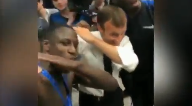 الرئيس الفرنسي يحتفل في غرفة ملابس منتخب بلاده على طريقة بوغبا