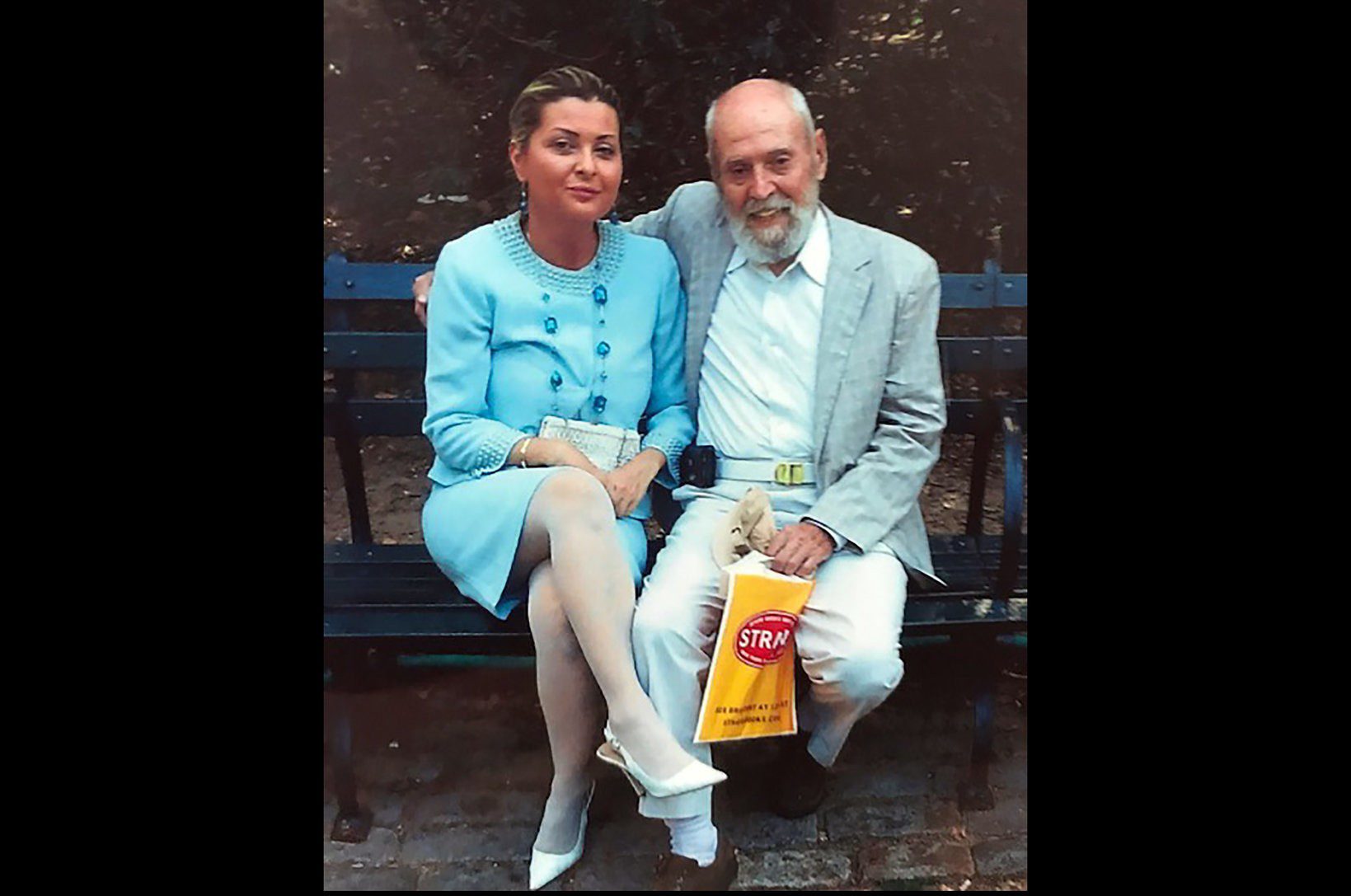 أسرار ماضيها عادت لتؤذي كل من يعرفها، حتى أولادها.. امرأة متخصصة في الزواج بكبار السن