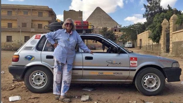 لشرب الشاي مع الملكة.. عجوز ثمانينية لم تمنعها سنها أن تقود سيارتها من جنوب إفريقيا لبريطانيا