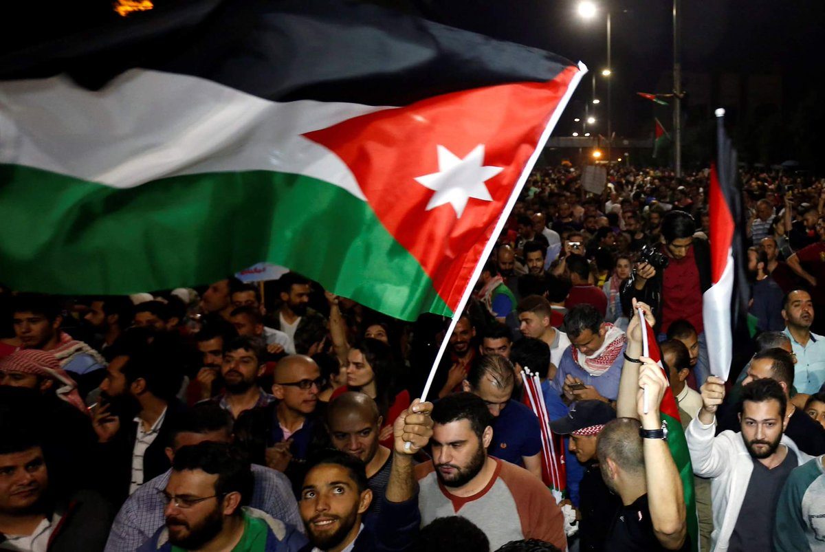 احتجاجات كبيرة واجهتها الحكومة الأردنية بسبب رفع الدعم والضرائب