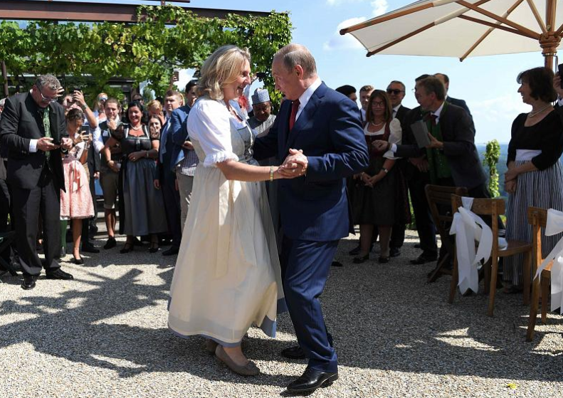 حركة غريبة لوزيرة خارجية النمسا بعد أن رقص معها بوتين تثير الغضب.. وصفوها بأنها عارٌ لبلادها