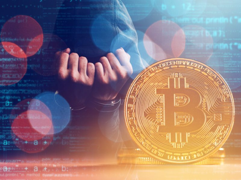 السياح الأجانب في شينجيانغ يستجوبون أثناء ركوبهم القطار لزيارة المنطقة