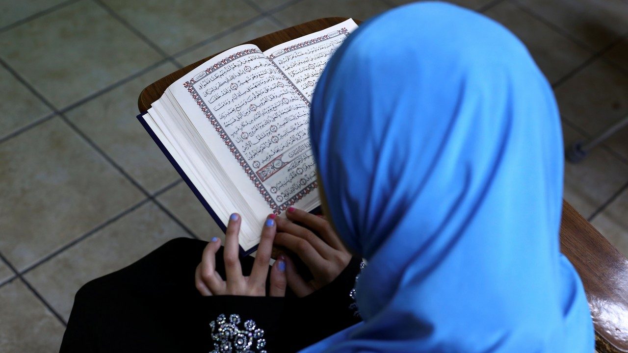 آلاف النسخ من القرآن الكريم تُسحب من التداول في الجزائر.. وردت بها “أخطاء” بعد أن كلفت 800 ألف دولار ووزعت بدول إفريقية