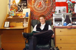 صور الأمير هاري في مدرسته الداخلية