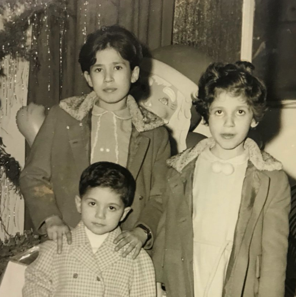مع أخيها وأختها.. الصورة من حساب