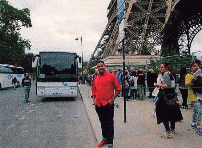 أحد المهاجمين يقف بالقرب من برج إيفل بباريس