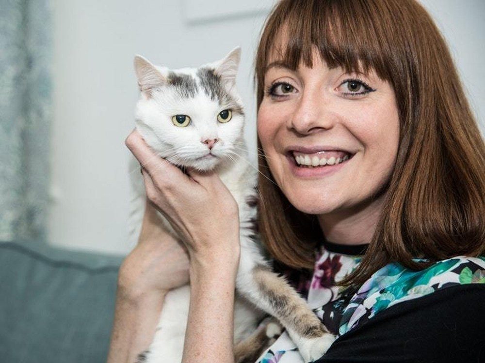 لهذا عليك التفكير بتربية واحد بمنزلك.. قط يظل ساهراً طوال الليل لينقذ صاحبته من الموت، وبريطانيا تكرمه