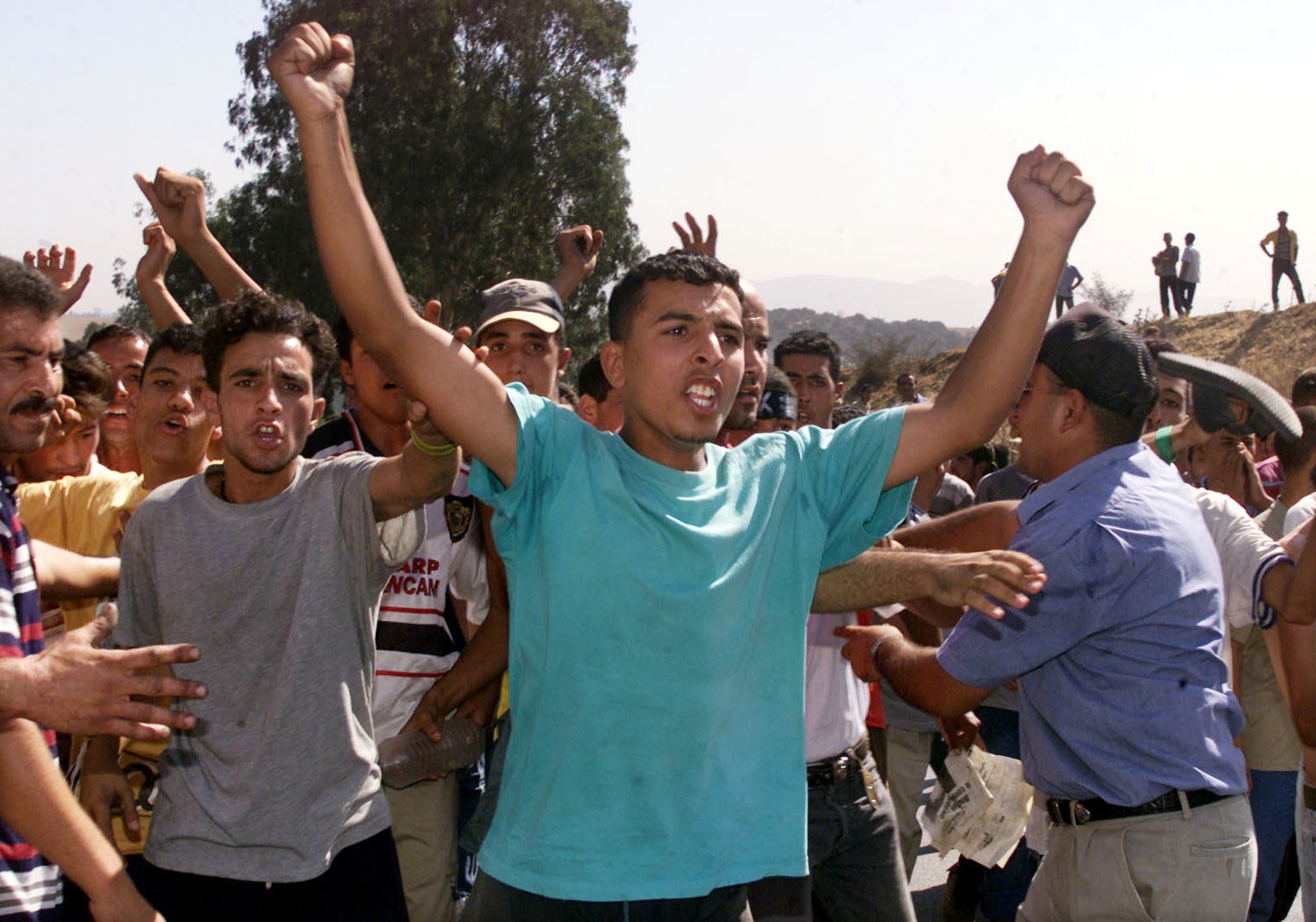 صلوا جماعة في المسارح لمنع حفلات الغناء.. جزائريون يطالبون بالخبز بدل الفن وآخرون يتخوفون من عودة التطرف