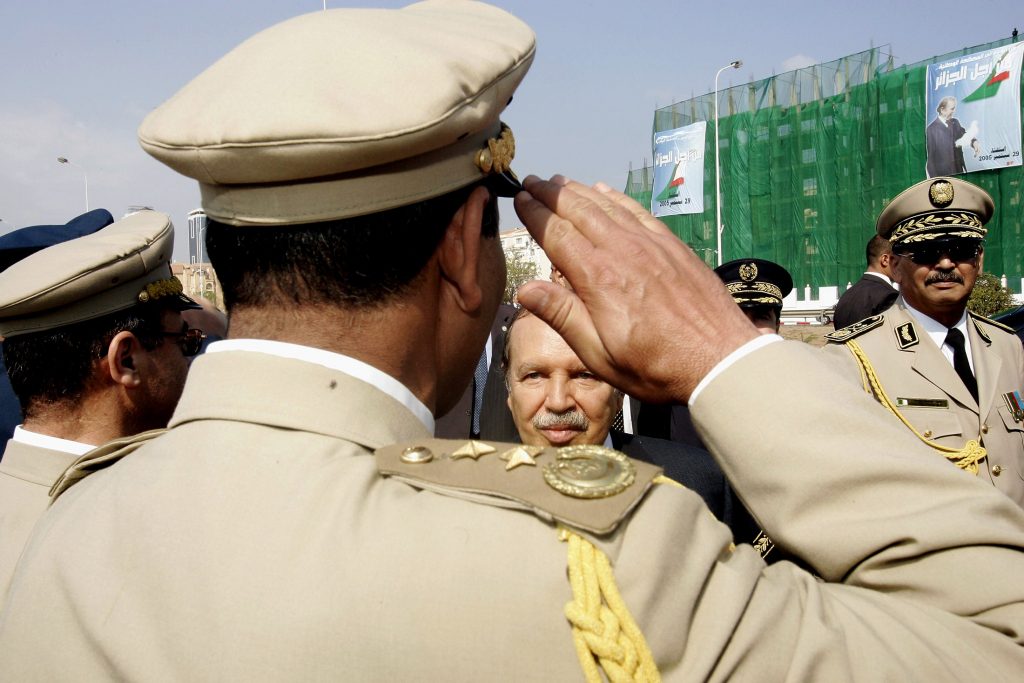 قضية اعتقال الجنرالات الخمسة بتهمة الفساد تعكر صفو الولاية الخامسة لبوتفليقادة الجيش في الجزائر القيادة الأمنية في الجزائر