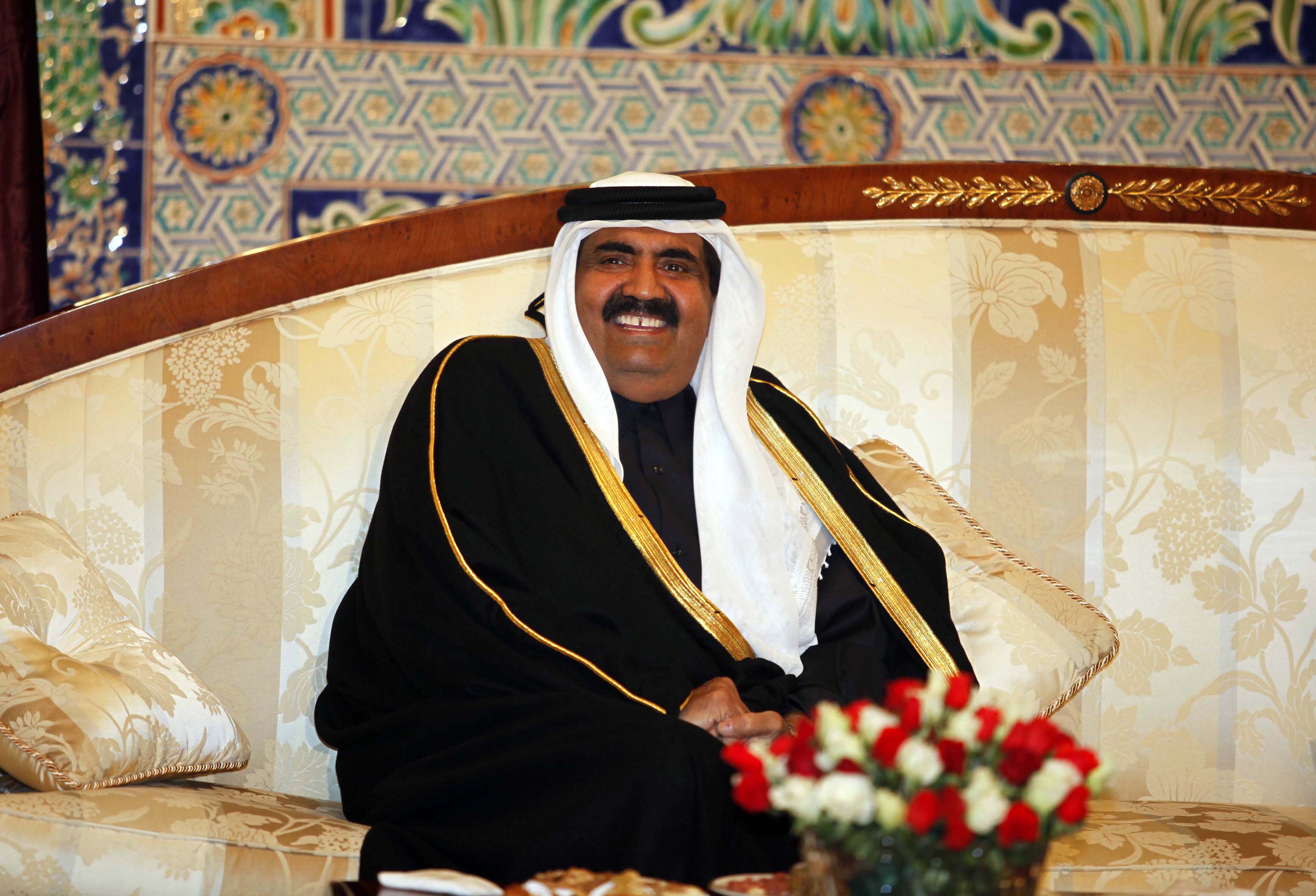 رداً للجميل بعد 21 عاماً.. أمير قطر السابق يزور سيدة إيطالية عجوزاً ويدعوها للدوحة