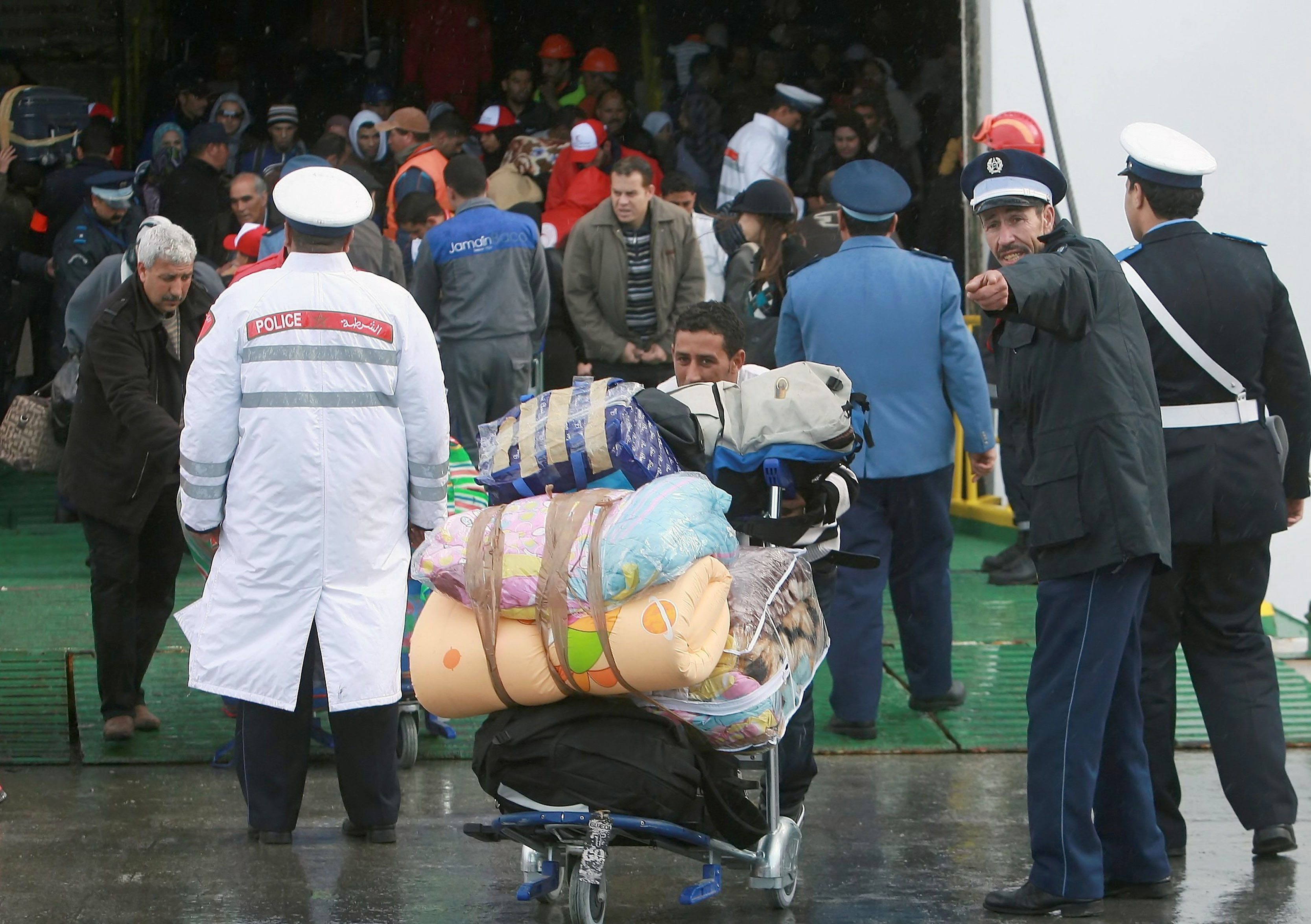 عالقون في أكبر موانئ المغرب.. تدفق المهاجرين المغاربة يعرقل حركة العبور نحو أوروبا لهذه الأسباب