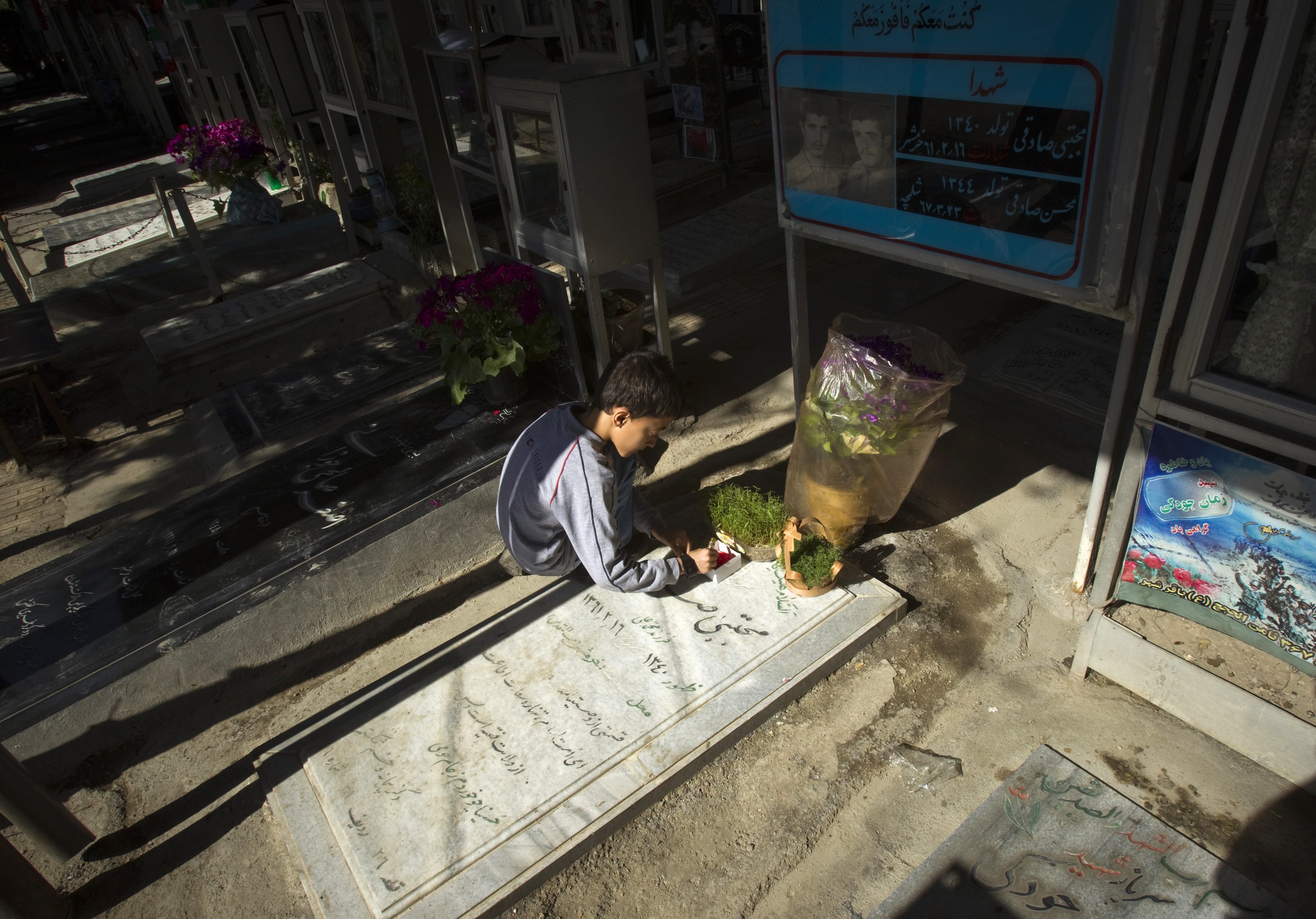 تنقلهم سيارات مرسيدس فضية وتقام لهم جنازتان.. طقوس دفن الموتى في «جنة الزهراء» كبرى مقابر إيران